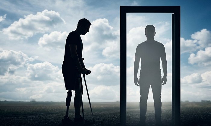 Силуэт инвалида рядом с зеркалом